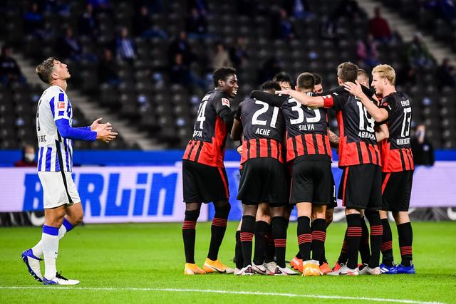 闫鹏飞22+12上海2-1晋级八强 首钢4人被驱逐